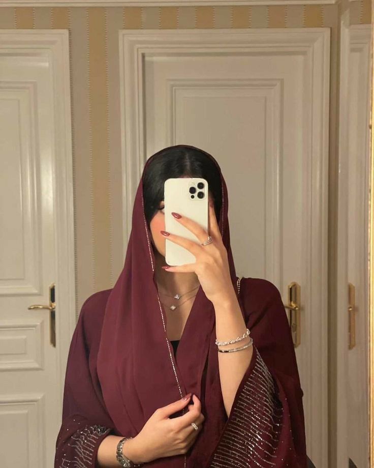 عميلة مبتسمة